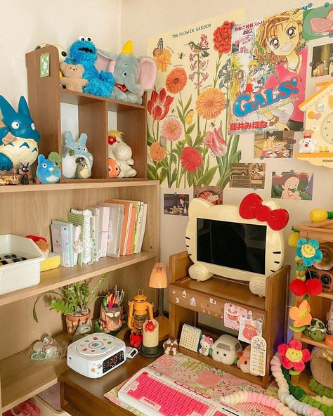 Cozy Room Decor Colorful, Cute Desk Decorations, Cute Cluttered Bedroom, Cluttered Room Ideas, Dreamy Room Ideas, Wooden Desk Setup, Cute Core Room, Cute Desk Decor Ideas, Dorm Cute