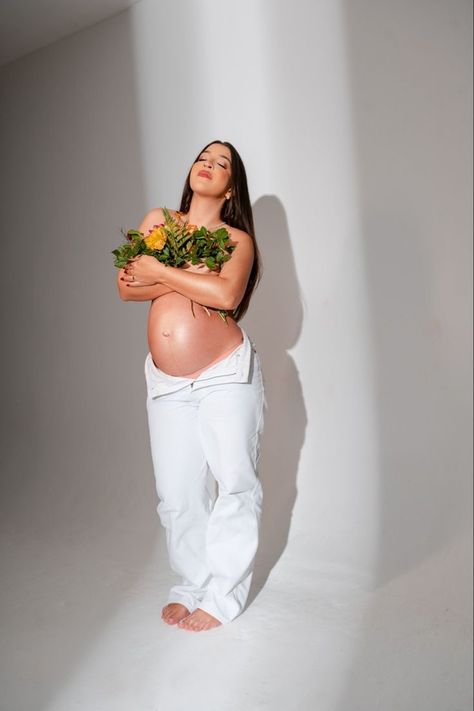 Prego Photoshoot Ideas, Pregnancy Shoot Outfits, Maternity With Flowers, Photo Pregnancy Ideas, Maternity Shoot Flowers, Cool Maternity Photoshoot, Cute Maternity Pictures, Maternity Pictures Outside, Flower Maternity Shoot