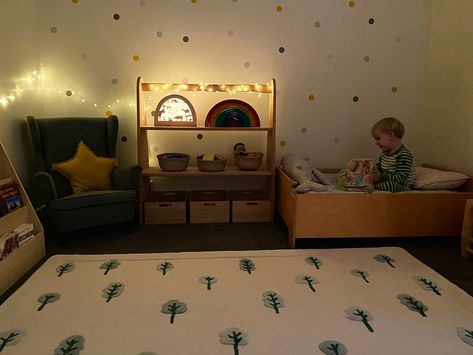 Three Year Old Bedroom, Old Bedroom Ideas, Montessori House Bed, Old Bedroom, Toddler House Bed, Small Table And Chairs, Montessori Bedroom, Small Bookshelf, Toddler Room Decor