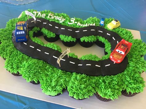 Cupcake Race Track, Race Track Cupcake Cake, Race Car Cupcake Cake, Hot Wheels Pull Apart Cupcakes, Cars Birthday Cupcakes, Cars Cupcake Cake, Car Cupcake Cake, Race Track Cake, Hot Wheels Invitations