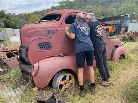 Wow anyone has any info on this? Hot Rod Trucks Rats, Ford Work Trucks, Custom Rat Rods, Waste Land, Rat Rod Truck, Big Ford Trucks, Coe Trucks, American Pickup Trucks, Studebaker Trucks