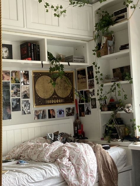 Room Ideas Lana Del Rey, Lana Del Rey Room Aesthetic, Lana Del Rey Room, Pretty Bedrooms, Cool Room Decor, Uni Room, Room Details, Pretty Bedroom, Cute Room Ideas