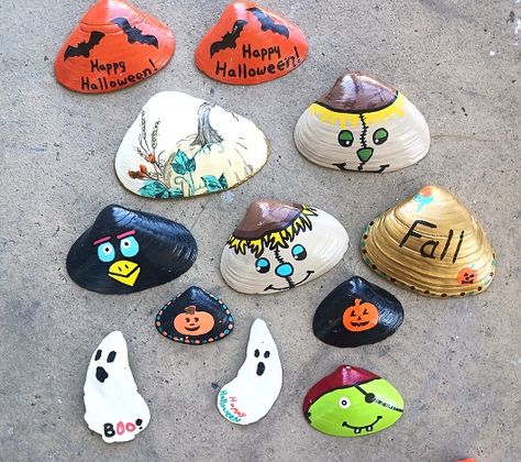 Shell Painting Ideas Seashells, Halloween Painted Shells, Halloween Shell Painting, Painted Clam Shells Ideas, Painted Sea Shells Ideas, Painting Clam Shells, Shell Painting Ideas, Painted Clam Shells, Painted Scallop Shells Christmas