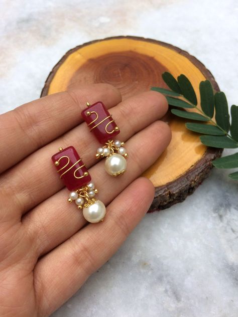 Gold Stone Earrings Designs, Stone Studs Earrings Gold, Pearls Earrings Gold, Stone Earrings Gold, Pearl Earrings Designs, Antique Rings Vintage, Antique Gold Earrings, Vintage Jewelry Antique, Gold Jewelry Outfits