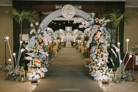 Pintu Masuk Wedding, Entrance Gate Wedding, Entrance Arch Wedding, Wedding Gate Entrance, Red Gold Wedding Decorations, Wedding Gate, Red Gold Wedding, Reception Stage, Reception Stage Decor