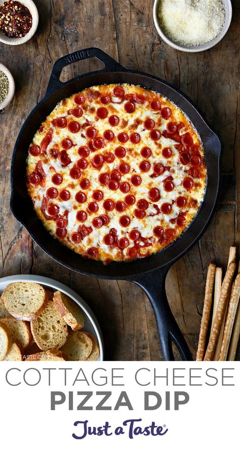 Pizza dip topped with mini pepperoni in a cast iron skillet. Cheese Pizza Dip, Cottage Cheese Pizza, Pizza Dip Recipes, Cottage Cheese Dips, Cheesy Appetizer, Pizza Dip, Gourmet Pizza, Snack Craving, Pizza Flavors