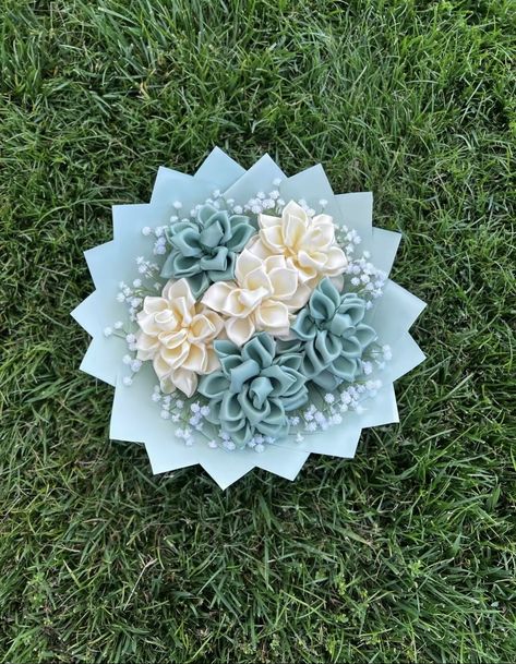 Eternal Bouquet, Ramo Ideas, Baby Shower Bouquet, Forever Flower Bouquets, Ribbon Rose Bouquets, Roses Bouquet Gift, Ribbon Flowers Bouquet, Eternal Flowers, Fabric Flower Bouquet