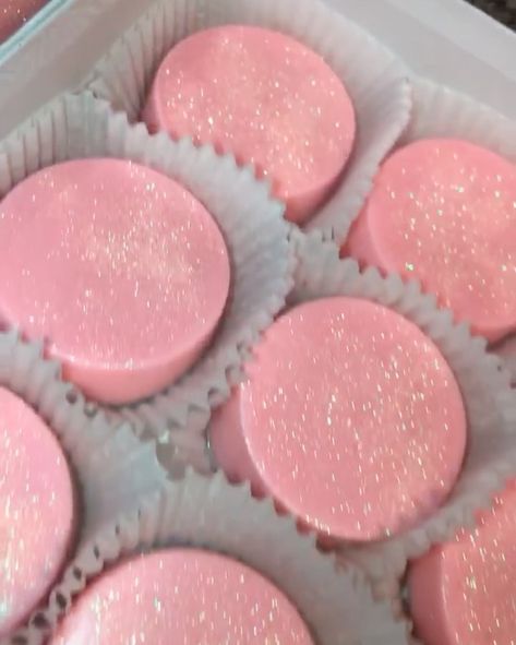 Goodies By Jell on Instagram: “🎀Glam Oreos✨💕 SPARKLE GLITZ USED: ✨SHIMMER PINK✨SHOP GOODIESBYJELL.COM ••buy 5 get 1 free starts today ! •• use code JELL at checkout! 🛒…” Pink Chocolate Covered Oreos, Pink Oreos, Chocolate Covered Desserts, 25th Birthday Parties, Pink Shop, Pink Food, Dipped Oreos, Pink Images, Covered Oreos