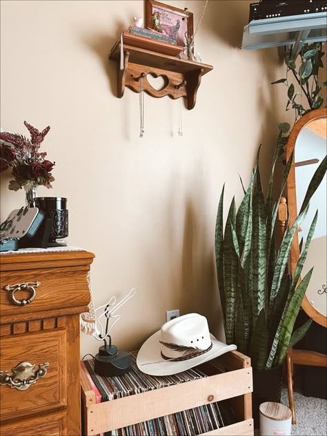 Western Floating Shelf Decor, Mid Century Western Bedroom, Vintage Cowgirl Aesthetic Bedroom, Retro Western Aesthetic Decor, Feminine Western Bedroom, Aesthetic Western Room, Vintage Western Room Ideas, Western Theme Bedroom Ideas, Cowboy Room Aesthetic