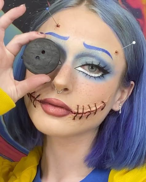 indigo on Instagram: “lil tutorial of my coraline look, check out my last post for pictures and the product list 🌀🕷🕸 - i hope everyone has a lovely day 💙 - - - -…” Halloween Makeup Coraline, Coraline Makeup Ideas, Coraline Makeup Halloween, Coraline Makeup Looks, Coraline Halloween Makeup, Cool Eye Looks, Caroline Makeup, Black Halloween Makeup, Halloween Coraline