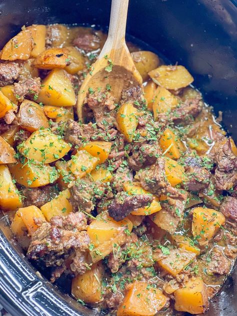 Crock Pot Buttery Beef and Potatoes Crock Pot Potatoes, Meat And Potatoes, Dinner Rotation, Slow Cooker Recipes Beef, Stew Meat Recipes, Weekly Dinner, Beef And Potatoes, Crockpot Recipes Beef, Crockpot Dishes