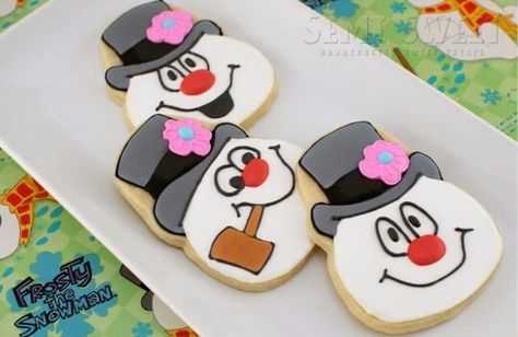 Frosty the snowman cookies Muffins Decorados, Semi Sweet Designs, Cookies With Frosting, Snowman Nail, Skull Cookies, Snowman Cookie, Christmas Cookie Ideas, Winter Cookies, Snowman Cookies