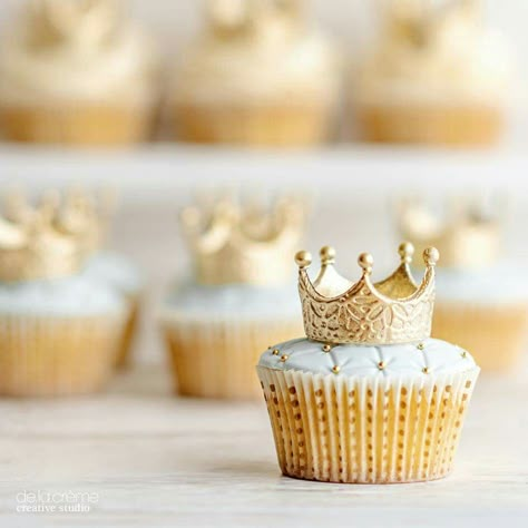 De La Creme Studio:  Royal baby shower.  Exquisite details.  Crown.  Baby shoes.  Pillow cushion cake with gold rope and tassels.  ♡♡♡♡♡ Prince Baby Shower Cake, Royal Cupcakes, Crown Cupcakes, Prince Birthday Party, Prince Theme, French Cake, Royal Baby Showers, Prince Baby Shower, Royal Prince