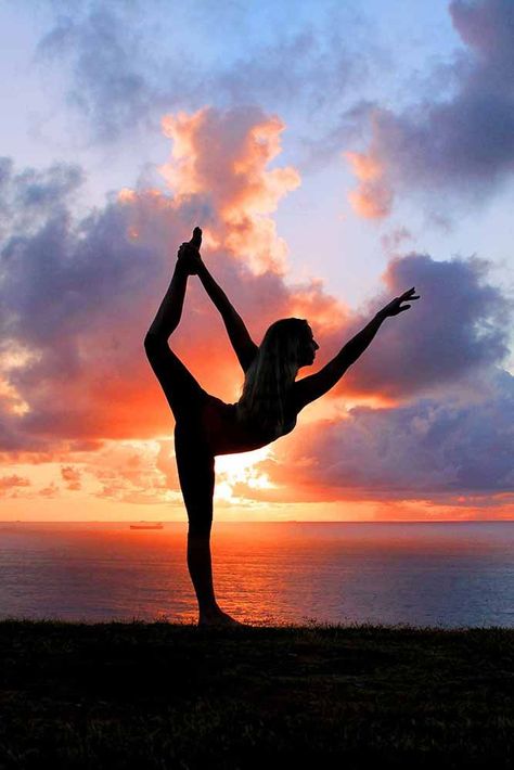 Yoga photography inspiration, dancers pose #yogaphotography Dance Photo Shoot Beach, Female Dancer Aesthetic, Gymnastics Poses For Pictures, Gymnastics Backgrounds, Yoga Sunrise, Flexibility Poses, Yoga Foto's, Dance Pic, Dance Shoot