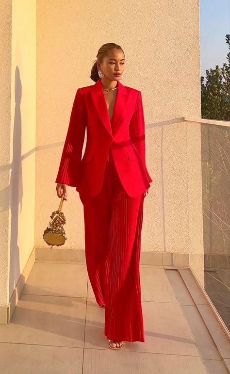 Red Suits For Women Graduation, Grad Pantsuits, Red Corporate Attire, Dinner Suits Women, Red Pants Suit For Women, Opulence Aesthetic Black Woman, Elegant Black Women Aesthetic, Red Pantsuit Women, Classy Pantsuits For Women