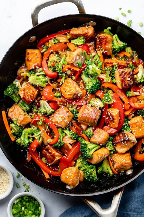 Salmon and vegetables in a stir fry pan cooked and topped with sesame seeds. October Meals, Stir Fry Fish, Salmon And Vegetables, Salmon Stir Fry, Baked Orange Chicken, Salmon Vegetables, Vegetable Stir Fry Recipe, Macro Friendly Recipes, Stir Fry Noodles