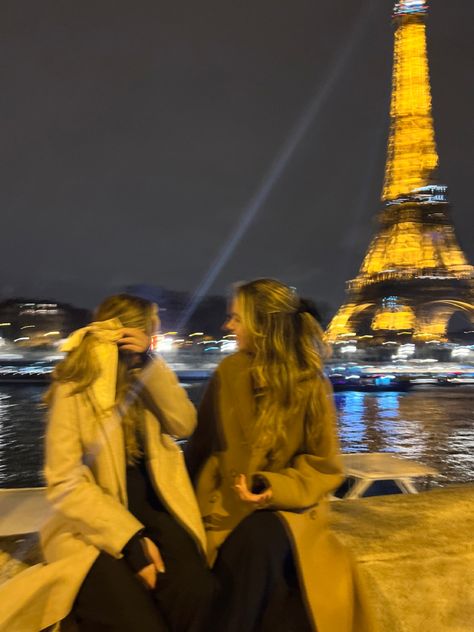 Paris Best Friend Pictures, Travelling Best Friend, Two Friends Traveling, Paris Group Pictures, 2 Friends Traveling, Paris Aesthetic Best Friends, Europe Trip With Best Friend, Paris Trip With Best Friend, Sisters In Paris