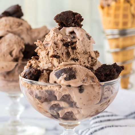 Chocolate Brownie Ice Cream Recipe Ice Cream Brownie, Brown Ice Cream, Brownies Ice Cream, Fav Dessert Ice Cream, Pictures Of Ice Cream, Choco Ice Cream, Delicious Desserts Pictures, Ice Cream Chocolate, Chocolate Ice Cream Aesthetic