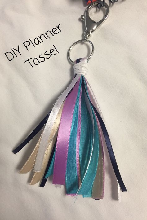 Cheer Good Luck Pins, Bag Tassel Diy, Tassel Keychain Diy, Tassels Tutorials, Bored Kids, Diy Tassel, Cute Planner, Tassel Keychain, Operation Christmas Child