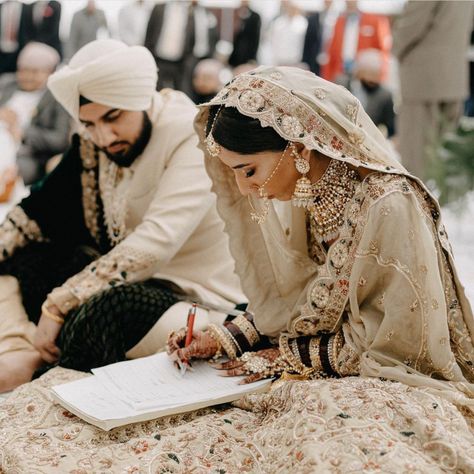 Simple Punjabi Wedding, Punjabi Wedding Aesthetic, Traditional Punjabi Wedding, Desi Wedding Aesthetic Bride And Groom, Pakistani Bride And Groom, Sikh Wedding Dress, Old Traditional Punjabi Bride, Punjabi Bridal Couple Bride Groom, Sikh Wedding Decor