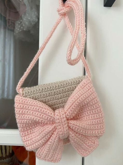 Crochet Free Patterns: Timeless Elegance in Every Bag-Halloween Ideas crochet bag aesthetic #crochetbagaesthetic #crochet #crochetbag #crochetbags 2.407 Crochet Bag Aesthetic, Free Crochet Bag Patterns, Crochet Shoulder Bags, Crochet Fairy, Free Crochet Bag, Crochet Backpack, Stylish Crochet, Crochet Bag Pattern Free, Crochet Bows