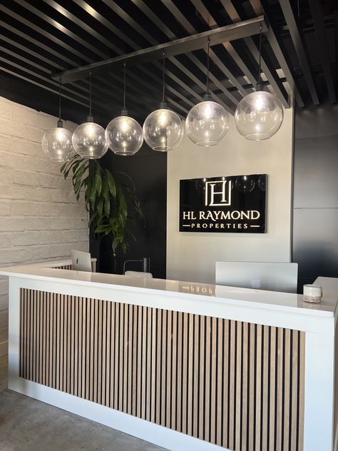 Professional Office Reception Area, Business Reception Ideas, Salon Reception Desk Office, Office Interior Design Reception Lobbies, Reseption Zone Beauty Salon, Esthetic Salon Design, Receptionist Area Ideas Offices, Pilates Studio Front Desk, Business Lobby Reception Areas