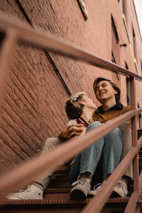 Alley Photoshoot Couple, Stair Photoshoot Couple, Stair Poses Photography Couples, Couple Photo On Stairs, Couples On Stairs Photography, Couples Street Photoshoot, Couples Photoshoot Stairs, Couple Photoshoot On Stairs, Family Staircase Photoshoot