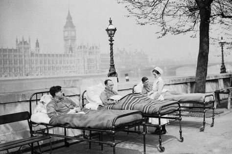 TB patients from St Thomas’s Hospital outside for some fresh air. c.1950 London Blitz, Blithe Spirit, Fear Of Flying, Houses Of Parliament, Historical Images, Old London, London Photos, River Thames, White Picture