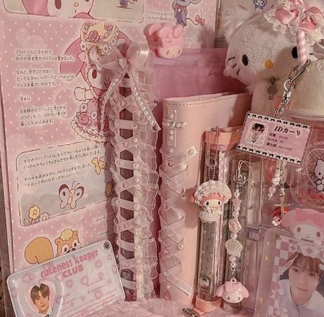 Pink Academia, Pretty School Supplies, Studera Motivation, Hello Kitty Merchandise, Cute Stationary School Supplies, Cute School Stationary, Hello Kitty Rooms, Pink Desk, Soft Pink Theme