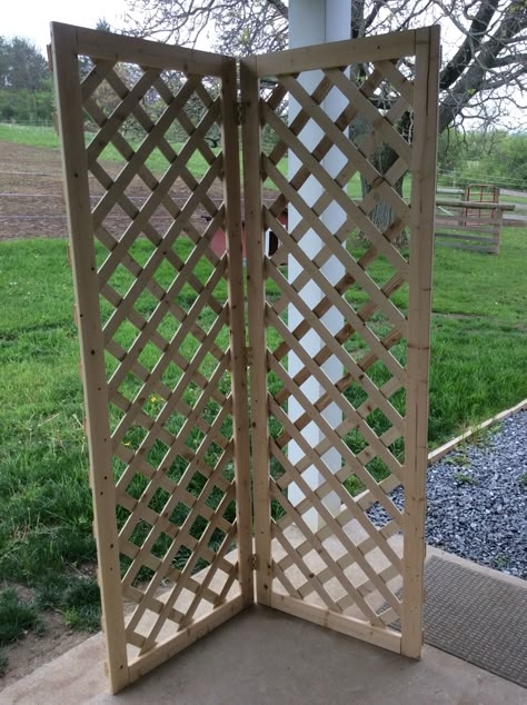 Created 2 of these bifold lattice displays to hang my quilting projects from at the craft show. Wreath Display Rack, Shutter Displays For Craft Shows, Craft Booth Pegboard Display, Display For Wreaths At Craft Show, Hanging Display Ideas, Lattice Display Craft Fairs, Craft Fair Hanging Display, Wreath Displays For Craft Shows, Display Racks For Craft Shows