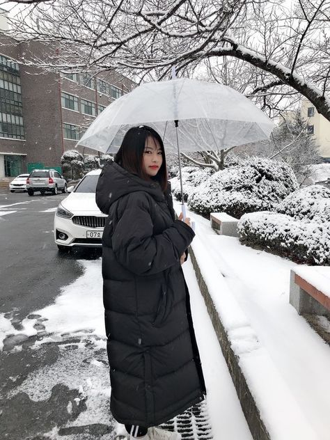 Long Puffer Jacket Outfit Korean, Long Black Puffer Coat Outfit, Long Puffer Outfit, Long Puffer Coat Outfit, White Puffer Jacket Outfit, Long Puffer Jacket Outfit, Puffer Coat Outfit, Winter Inspo Outfits, Korean Style Winter