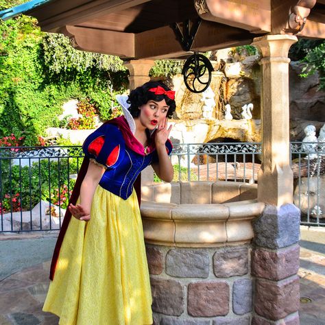 Snow White Snow White Disneyland, Disney World Princess, Real Disney Princesses, Princess Parking, Royal Girls, Disney Printables, Snow White Disney, Face Characters, Disney Costumes