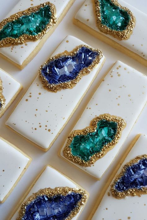 Gem Cookies Decorated, Geode Cakesicle, Jewel Themed Party, Geode Cake Pops, Jewel Cookies, Geode Cookies, Magical Desserts, Geode Cake, Pretty Dessert