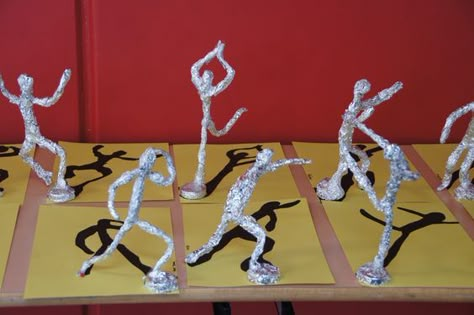 Aluminum Foil Figures With Shadows Science Art Drawings, Sculpture Lessons, 4th Grade Art, Jr Art, Sculpture Projects, Elementary Art Projects, Tin Foil, Shadow Art, Art Lesson Ideas