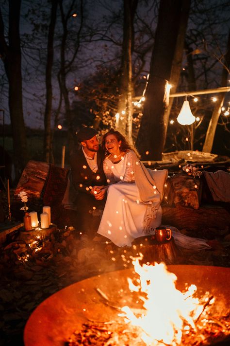 There's nothing cozier than a lakeside wedding campfire | Image by Elena Popa Photography Wedding Campfire Ideas, Campfire Wedding Dress, Backyard Wedding Bonfire, Wedding Photos With Lights, Campfire Wedding Photos, Very Intimate Wedding, Wedding At A Cabin, Bonfire Wedding Photos, Bonfire At Wedding