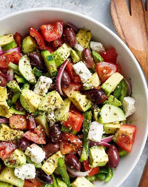 What Goes with Wings? 40 Sides to Serve with Chicken Wings - PureWow Filling Salad Recipes, Traditional Greek Salad, Greek Salad Dressing, Resep Salad, Low Carb Vegetarian, Summer Salad Recipes, Idee Pasto Sano, Greek Salad, Ketogenic Recipes