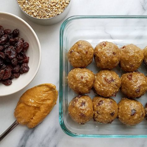 Ok, kinda weird, but I think energy bites are the cutest snack. Agreed? I'm usually Steel Cut Oats Bars, Easy Protein Bars, Oatmeal Energy Bites, Steel Cut Oats Recipe, Pb And J, Steel Cut Oatmeal, Protein Baking, No Bake Energy Bites, Easy Pie Recipes