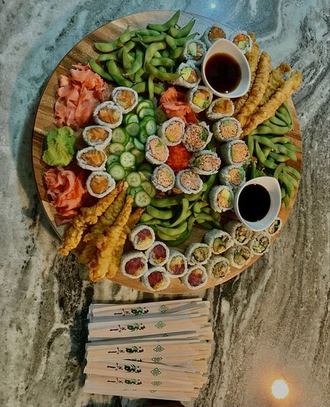 Sushi Boards For Parties, Sushi Brunch Ideas, Sushi Grazing Board, Japanese Charcuterie Board, Sushi Bachelorette Party, Sushi Tray Party, Sushi Buffet Party, Asian Board Food, Charcuterie Board Sushi