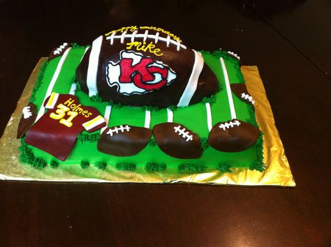 Kansas City chiefs fondant football cake Fondant Football, Football Cake Pops, Homemade Vanilla Frosting, Cupcakes Decoration Diy, Superbowl Cake, Ideas For Cupcakes, Vanilla Frosting Recipes, Sunday Food, Football Cupcakes