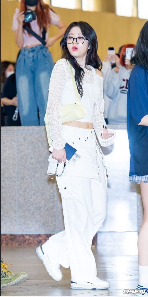 Yunjin , Le Sserafim , Pfp Yunjin , Pfp Yunjin Aesthetic , 윤진 Huh Yunjin Outfits, Yunjin Outfits, Yunjin Style, Yunjin Aesthetic, Le Sserafim Pfp, Yunjin Pfp, Cute Korean Outfits, Airport Outfit Summer, Korean Style Outfits