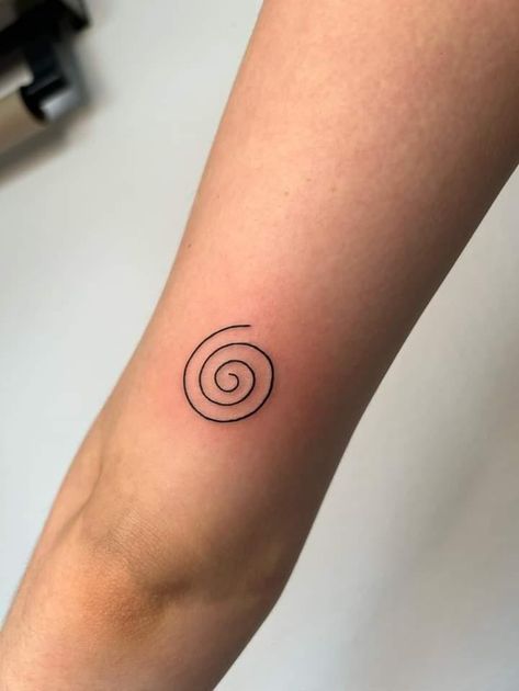 Fibonacci Spiral Tattoo Golden Ratio, Spiral Back Tattoo, Swirl Tattoo Spirals, Spiral Tattoo Designs, Fibbonaci Spiral Tattoo, Celtic Spiral Tattoo, Spiral Tattoo Ideas, Spiral Meaning, Fibonacci Spiral Tattoo