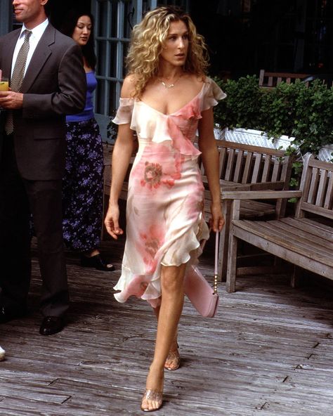 Carried Bradshaw Style, Carrie Bradshaw Slip Dress, Carrie Bradshaw Pink Dress, Carrie Satc Outfit, Satc Carrie Outfits, Carrie Bradshaw Blue Dress, Carrie Bradshaw Iconic Outfits, Carrie Bradshaw Outfits Season 1, Carrie Bradshaw Fall Outfits