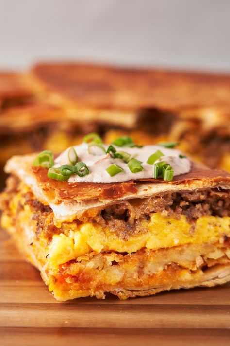 Breakfast Crunchwrap Casserole Crunchwrap Casserole, Breakfast Crunchwrap, Hash Brown Patties, 5 Ingredient Dinners, Sour Cream Sauce, Hash Brown, How To Cook Sausage, Breakfast Brunch Recipes, Sausage Breakfast