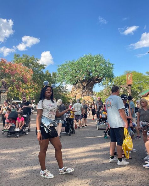 Disney world animal kindgom tree of life photo inspo Animal Kingdom Outfit, Disney World Outfits, Disney Outfit, Life Photo, Animals Of The World, Disney Outfits, Photo Inspo, Animal Kingdom, Tree Of Life