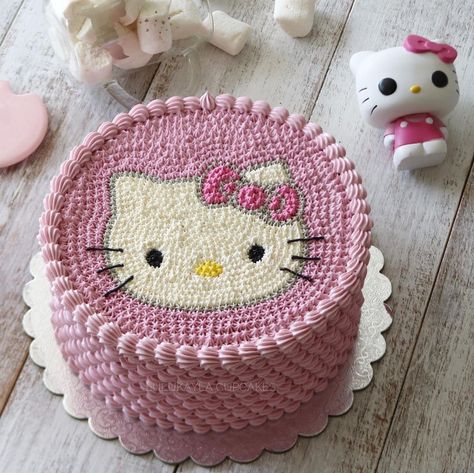 Hello Kitty Cake Design Buttercream, Hello Kitty Cakes Birthday, Simple Hello Kitty Cake Design, Baking Counter, Hello Kitty Cake Design, Bolo Da Hello Kitty, Hello Kitty Birthday Theme, Buttercream Birthday Cake, Hello Kitty Birthday Cake