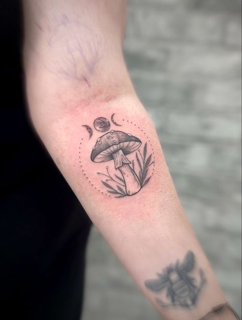 Celestial mushroom tattoo with moon phases. Dotwork Mushroom Flash, Tattoo With Moon, Triquetra Tattoo, Cottagecore Tattoo, Easy Tattoo, Mujeres Tattoo, Whimsical Tattoos, Tato Minimal, Mushroom Tattoo