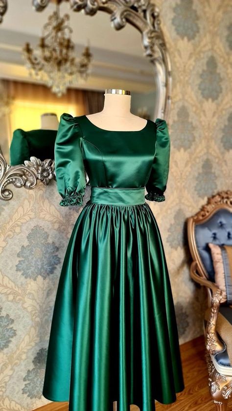 Prom Dresses Midi Length, Prom Dress Green, Gaun Koktail, Simple Frock Design, Simple Frocks, Stylish Short Dresses, Long Dress Design, Classy Dress Outfits, Green Prom Dress