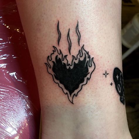 Tato Maori, Tattoos Black, Grunge Tattoo, Tattoo Heart, Flame Tattoos, Fire Tattoo, Geniale Tattoos, Vibes Art, Black Tattoo