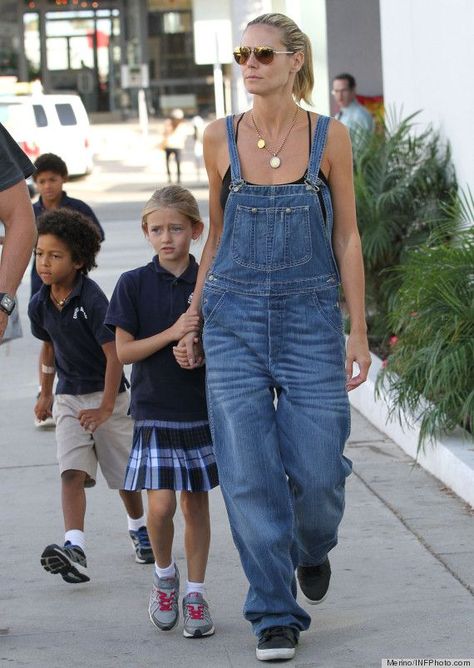 PHOTO: Heidi Klum's Hangover Overalls Denim Overalls Outfit, Dungaree Outfit, Looks Hip Hop, Look Boho Chic, Overalls Outfit, Summer Shorts Outfits, Denim Chic, Outfit Jeans, Overalls Women