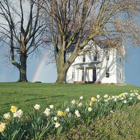 White Farmhouse, Old Farmhouse, Country Farmhouse Decor, Farmhouse Design, Country Farmhouse, Pretty Places, Decoration Design, Country Life, A Rainbow